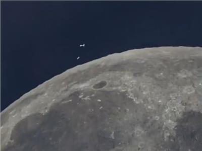 شاهد| تصوير فيديو لأجسام غريبة تحلق على القمر 