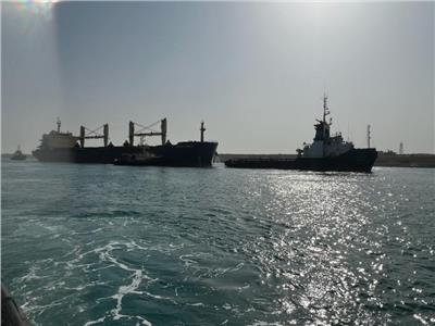 الفريق أسامة ربيع يعلن نجاح جهود تعويم سفينة شحن جنحت في قناة السويس