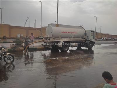 مياه البحر الأحمر تبدأ سحب آثار الأمطار بمدينة سفاجا