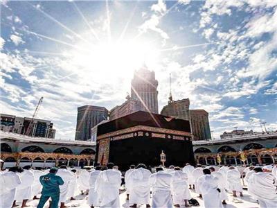 سماء مكة المكرمة تشهد تعامد الشمس على الكعبة المشرفة تزامنًا مع آذان الظهر 
