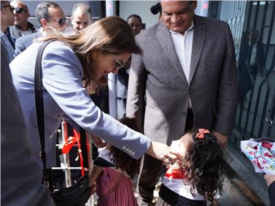 لمسة حنان لطفلة سيناء من وزيرة التخطيط خلال مراسم افتتاح المركز التكنولوجي