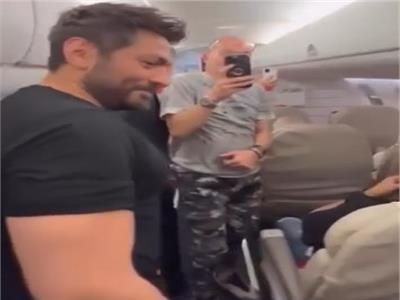 أثناء سفره إلى الأردن .. تامر حسني يغني «من النهاردة هدلعني» مع ركاب الطائرة 
