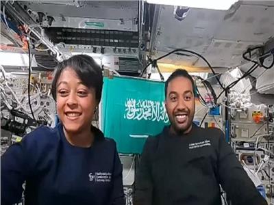 خروج رائدي الفضاء السعوديين «ريانة وعلي» بسلام من المركبة «دراجون» بعد وصولها إلى الأرض
