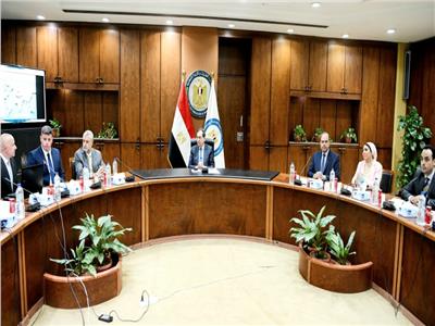 وزير البترول يسلم ثاني رخصة لمزاولة نشاط تموين السفن بالوقود بالموانئ المصرية