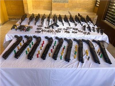 الأمن العام يضبط 23 متهمًا و31 قطعة سلاح ناري في حملة مكبرة بأسيوط