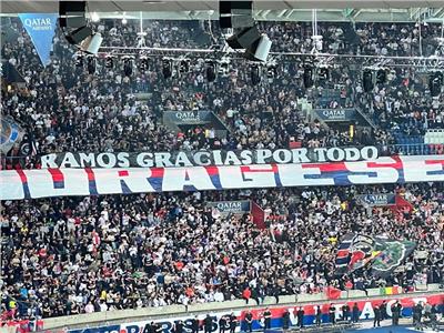 جماهير باريس سان جيرمان ترفع لافتة تضامن مع حارس الفريق
