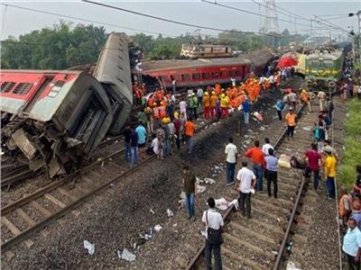 وزير السكك الحديدية في الهند: تحديد السبب الجذري لحادث تصادم القطارات الكارثي