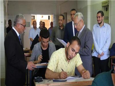 رئيس جامعة المنيا يتفقد أعمال الامتحانات بلجان «دارالعلوم والتربية والعلوم»