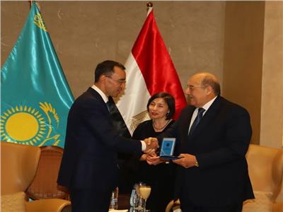 رئيس كازخستان يسلم عبد الوهاب عبد الرازق أرفع وسام
