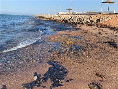 لجنة فنية من البيئة للتحقيق في تلوث بترولي بزيت خام على شاطئ رأس غارب