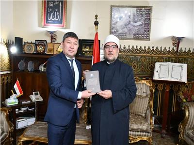 وزير الأوقاف يتسلّم نسخة من ترجمة كتابه في السنة النبوية باللغة الكازاخية
