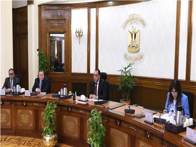 رئيس الوزراء يجتمع مع أعضاء المجلس الاستشاري الاقتصادي   