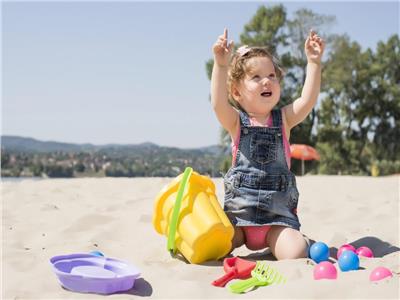 5 فوائد.. اللعب بالرمل والماء للأطفال في المصيف