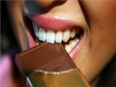 لماذا نجد صعوبة في مقاومة الشوكولاتة ورقائق البطاطس؟.. العلماء يجيبون