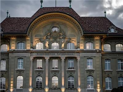 المركزي السويسري يلمح إلى رفع الفائدة رغم تراجع التضخم إلى 2.2%