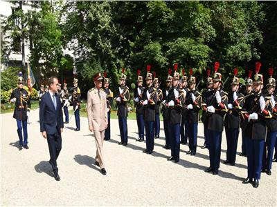 وزير الدفاع يعود إلى أرض الوطن عقب إنتهاء زيارته الرسمية إلى فرنسا