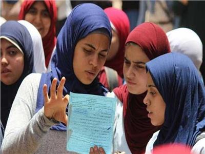 توافد طلاب الثانوية العامة على لجان الامتحانات في المنيا 