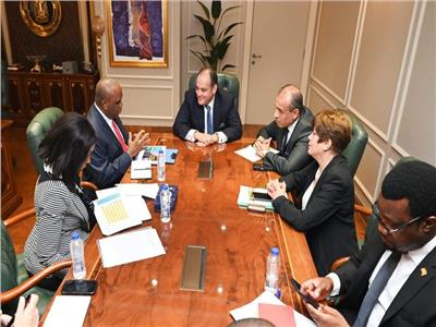 وزير التجارة يبحث مع البنك الأفريقي استضافة القاهرة لمعرض التجارة البينية 