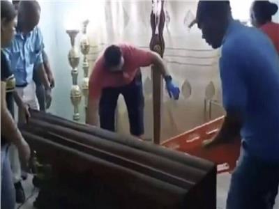 «عادت من الموت».. امرأة تستفيق داخل النعش خلال جنازتها |فيديو
