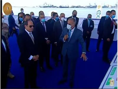 الرئيس السيسي يستمع لشرح عن الإدارة والتحكم بمحطة تحيا مصر بالإسكندرية