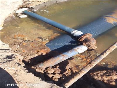 إصلاح كسر بماسورة مياه بقرية المحرص في المنيا