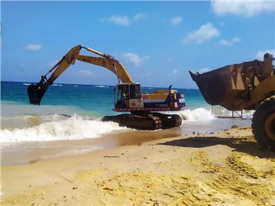 استجابة لشكاوى المصطافين.. الكراكات تنظف شاطئ البوريفاج بالإسكندرية| صور  