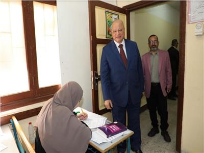 محافظ القاهرة يتفقد امتحانات الثانوية العامة بإدارتي النزهة وعابدين
