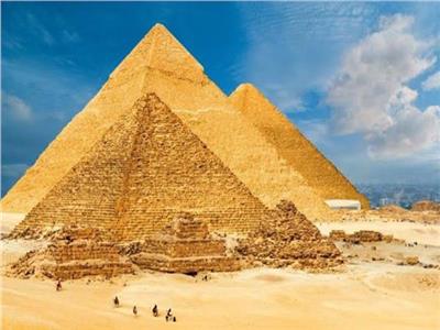 أكاذيب حول الأهرامات.. خبير آثار يرد على نهى العمروسي «مهووسة شهرة»