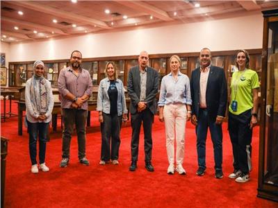 رئيس الاتحاد الدولي للغوص تزور متحف اللجنة الأولمبية المصرية 