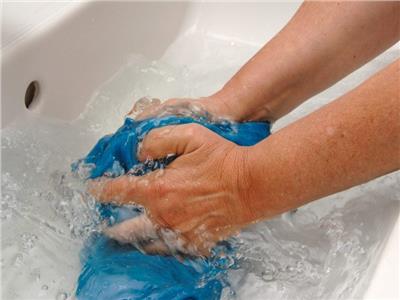 الطريقة الصحيحة لغسل الملابس الصوفية يدويًا