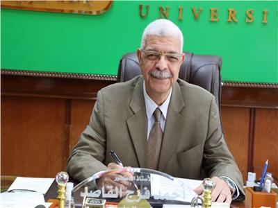 رئيس جامعة المنوفية يعقد اجتماع لجنة المختبرات والأجهزة العلمية