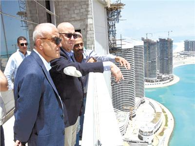 أعلى نقطة فى العلمين الجديدة| وزير الإسكان يتابع مشروعات المدينة بأحد أبراج المنطقة الشاطئية