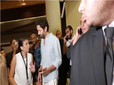 كريم محمود عبد العزيز وزوجته يصلان العرض الخاص لفيلم «بيت الروبي»| صور