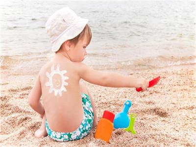 الإسعافات الأولية للطفل إذا أصيب بضربة شمس ... تعرف عليها