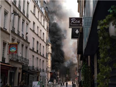 حريق كبير في وسط باريس وانهيار مبنى بشكل جزئي