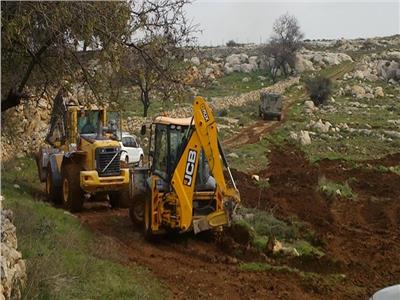 الاحتلال يجرف أرضًا فلسطينية ويمهد لتحويلها مُستوطنة في نابلس