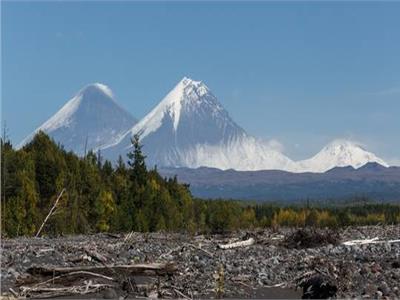 ثلاث هزات أرضية وثوران بركان في شبه جزيرة كامتشاتكا الروسية
