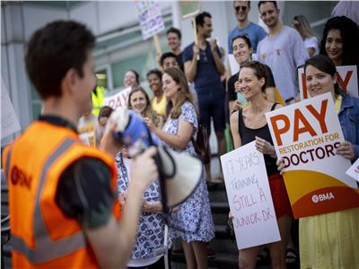 أطباء المستشفيات في إنجلترا ينظمون إضرابًا لمدة خمسة أيام