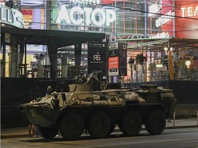 مركبات ودبابات أمام مقر القيادة العسكرية في روستوف مع دعوة مؤسس فاجنر لعصيان مسلح