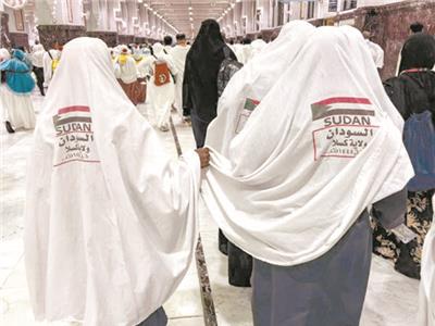 عَلم السودان يُزيِّن ملابس إحرام الحجاج