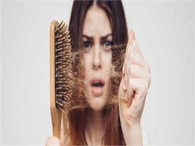 «سؤال ودواء».. ما هي علامات تساقط الشعر المرضي؟​