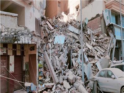 الصور الأولى من حادث انهيار برج سكني مكون من أرضي و14 طابقاً في الإسكندرية