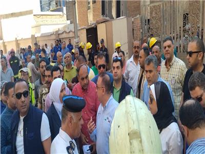 محافظ الإسكندرية يتواجد في موقع حادث انهيار عقار حي المنتزة أول 