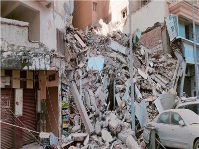 لحظة بلحظة.. متابعة انهيار برج المنتزة أول في الإسكندرية 