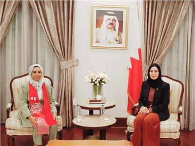 السفيرة فوزية تستقبل أول بحرينية تحصل على منحة ناصر للقيادة الدولية