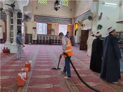 حملة نظافة بمساجد الإسماعيلية استعدادا لصلاة عيد الأضحى