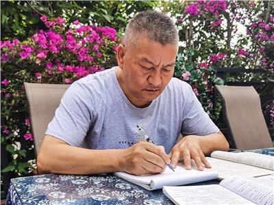 يبلغ 56 عامًا.. مليونير صيني يفشل في امتحان القبول الجامعي للمرة لـ27