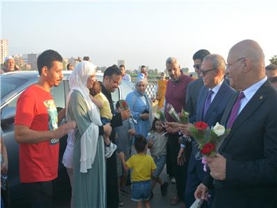محافظ القليوبية يوزع الورود على المواطنين بحضور رئيس جامعة بنها