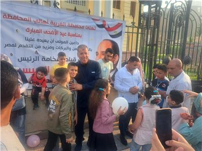 صور| رئيس مدينة كفر الزيات يشارك الأطفال احتفالات العيد بالهدايا