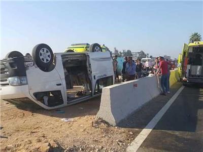 إصابة 15 شخصا في حادث تصادم ميكروباص وملاكي بطريق السويس الصحراوي